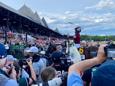 El jinete panameño Luis Sáez triunfa en el Belmont Stakes 2024 montando a ‘Dornoch’
