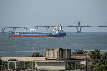 Trump se reúne en privado con ejecutivos petroleros tras acuerdo que le otorgaría a Estados Unidos gran parte de las reservas de crudo de Venezuela