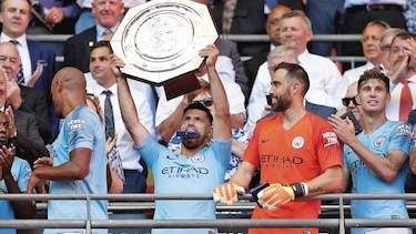 Manchester City levanta el primer título de la temporada