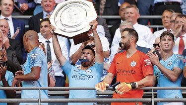 Manchester City levanta el primer título de la temporada