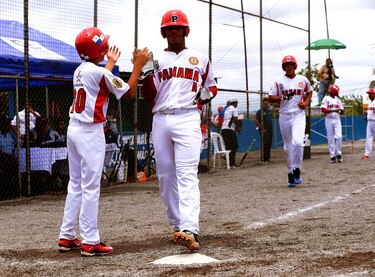 Panamá divide honores en inicio de Serie Latinoamericana