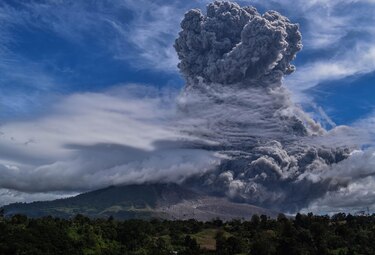 Fuerte erupción en el volcán indonesio Sinabung