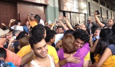 Liberan a decenas de estudiantes detenidos en protesta contra Maduro