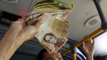Bolívares a cambio de caridad en los autobuses de Bogotá