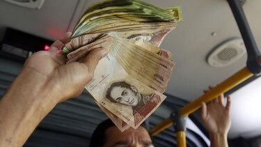 Bolívares a cambio de caridad en los autobuses de Bogotá