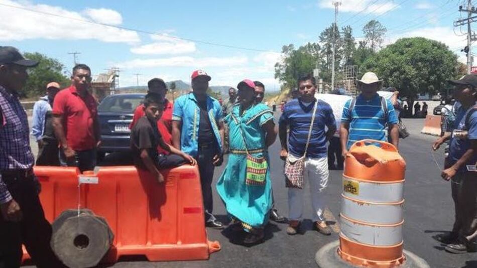 Indígenas protestan en la Interamericana para exigir construcción de una vía