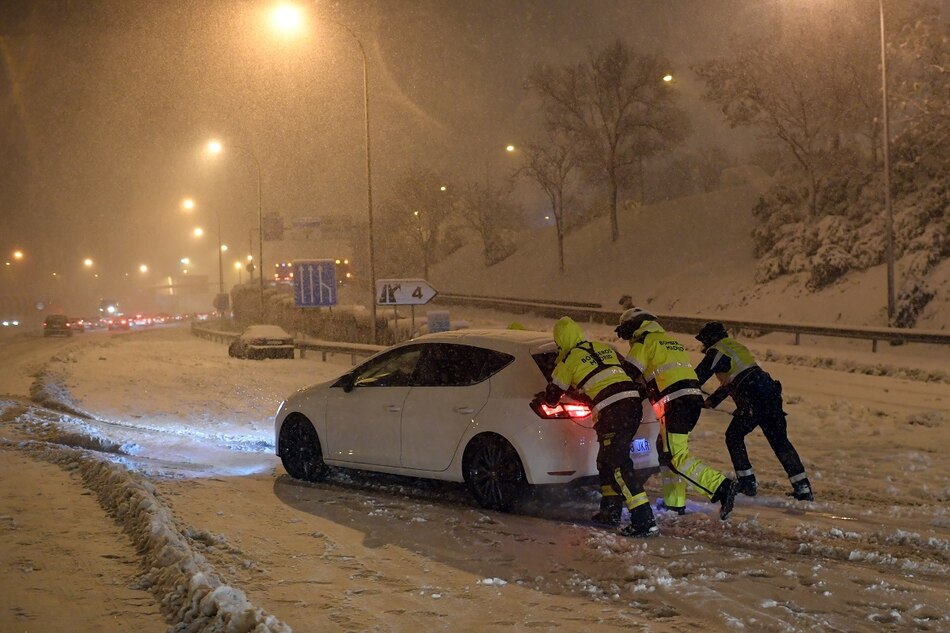 Caos en las carreteras españolas por una de las mayores nevadas de las últimas décadas