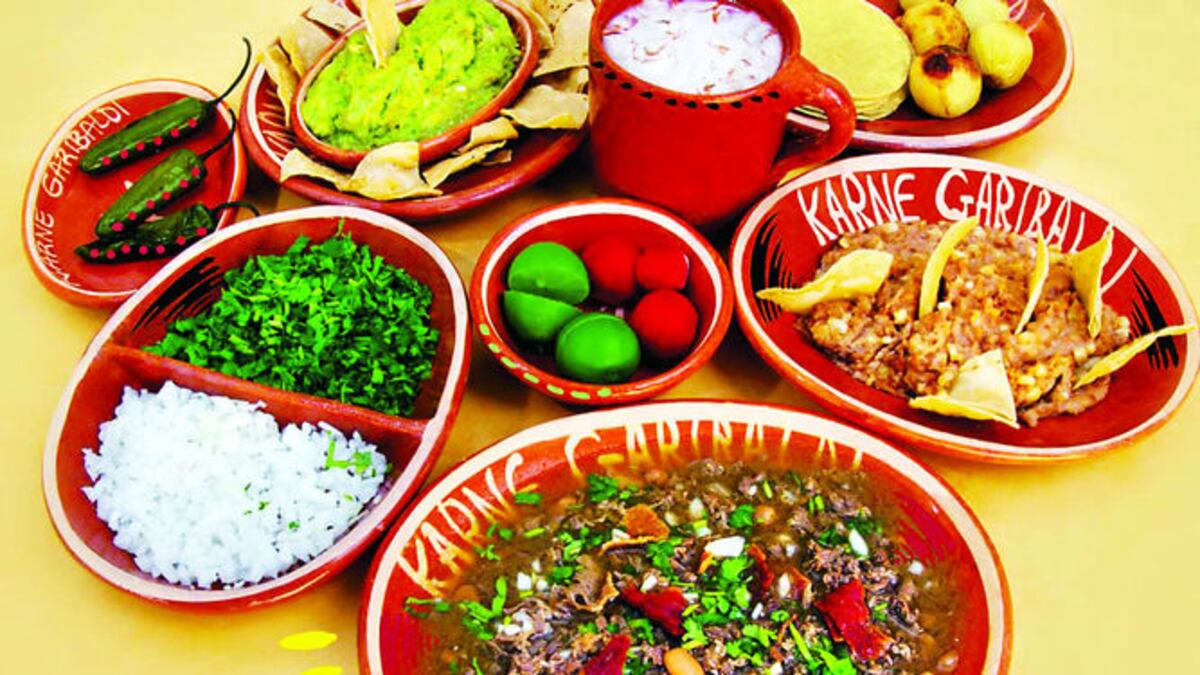 El plato estrella del restaurante mexicano Karne Garibaldi es la ‘carne en su jugo’, que contiene carne de res picada, con frijol de olla y un toque de tocino. Se sir