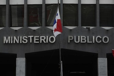 Decomisan 109 mil dólares y un arma a panameño en la avenida Balboa