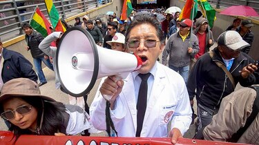 Miles de maestros y médicos protestan en las calles de Bolivia