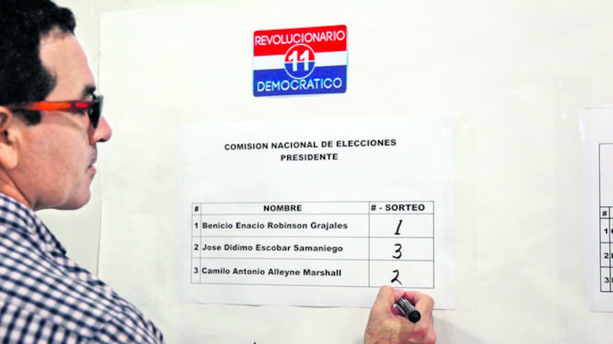Rodolfo Stanziola, miembro de la Comisión Nacional de Elecciones, apuntaba las posiciones.