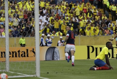 Colombia supera 2-0 a Ecuador y se afianza en zona de clasificación