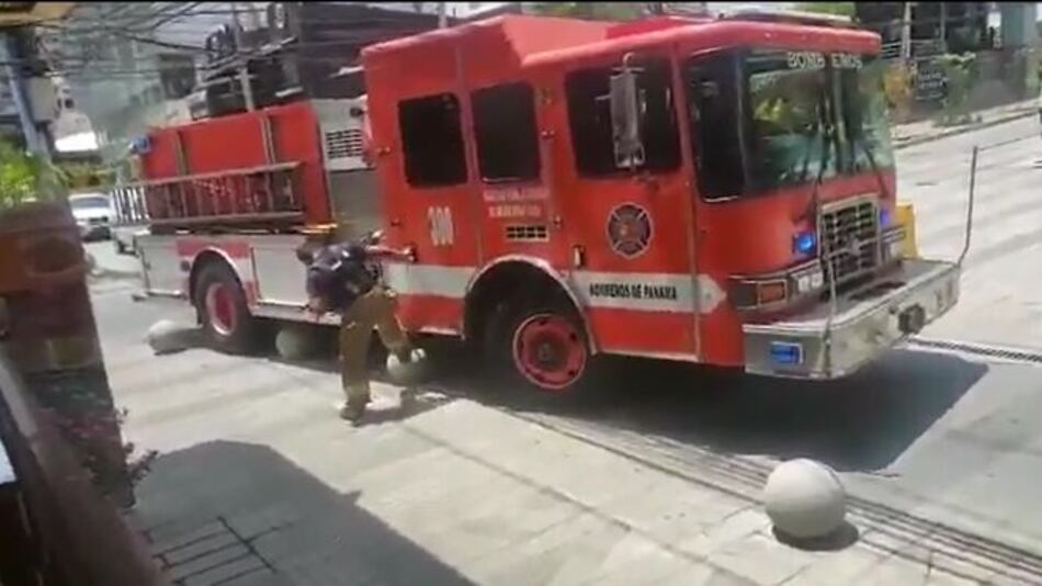 Vehículo de los bomberos se atasca en calle Uruguay; Alcaldía ordena remover bolardos