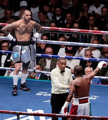 Floyd Mayweather Jr. empuja a árbitro panameño en pelea de boxeo