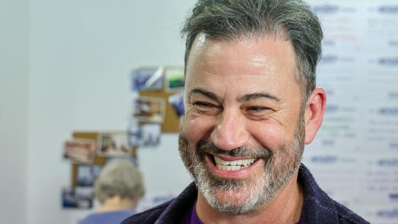 Quién es Jimmy Kimmel y qué dijo sobre el asesinato de Charlie Kirk para que suspendieran su programa de TV