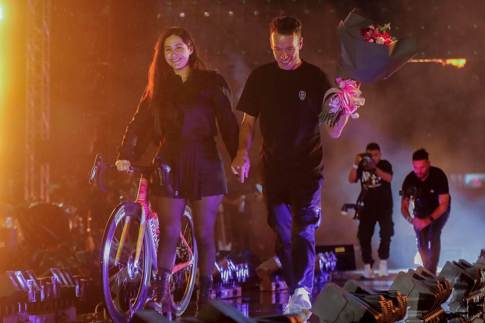 Rigoberto Urán se baja de la bicicleta en un emotivo evento de despedida en Medellín