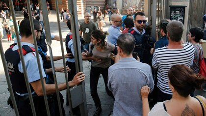 En Cataluña, votantes ocupan colegios electorales para proteger el referendo