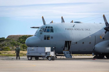 Restos de víctimas de avión chileno llegan a base militar en Punta Arenas