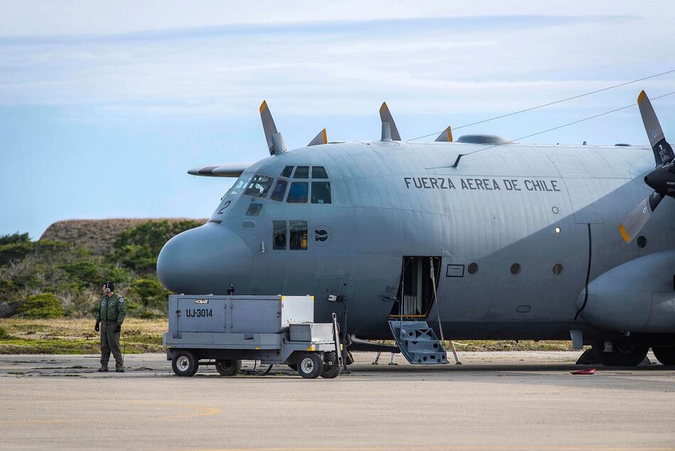 Restos de víctimas de avión chileno llegan a base militar en Punta Arenas