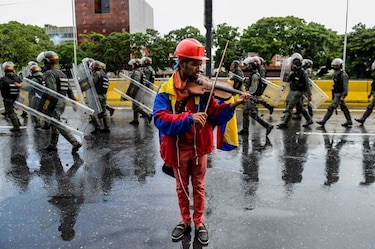 ONG:  Violinista de manifestaciones contra Maduro tiene  prohibido  protestar