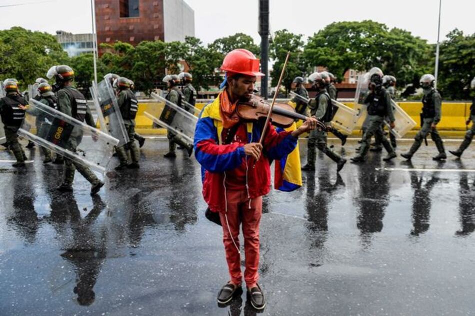 ONG: Violinista de manifestaciones contra Maduro tiene prohibido protestar