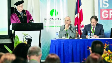 Panamá entrega medalla a nobel