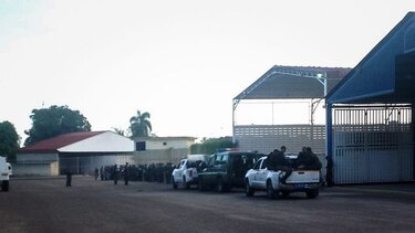 Manuel Rosales retorna a su país tras seis años en el exilio; militares le esperan en el aeropuerto