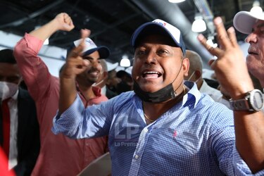 Entrega de becas, nombramientos y más, en la pelea interna del PRD