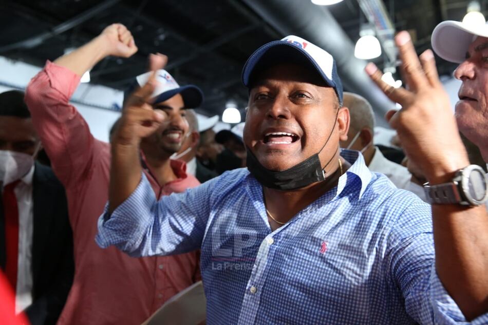 Entrega de becas, nombramientos y más, en la pelea interna del PRD