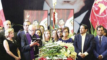 Los peruanos despiden a Alan García; su familia rechaza un funeral de Estado