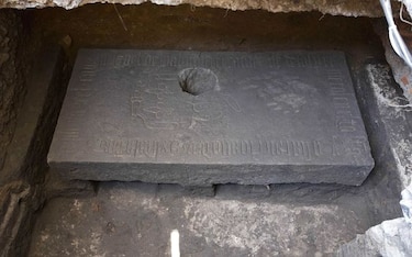 Hallan lápida en presunto templo azteca