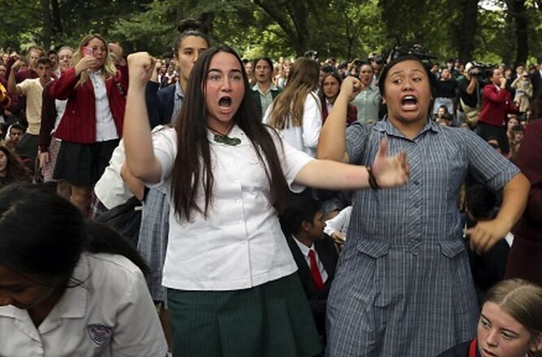 Estudiantes de Nueva Zelanda encuentran consuelo en hakas