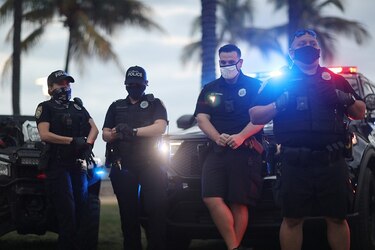 Toque de queda en Miami Beach por incontrolable multitud de turistas