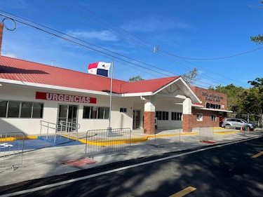 Médicos y enfermeras de salud en El Valle de Antón atienden bajo el sol a los pacientes