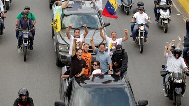 Protestan en carro y a caballo