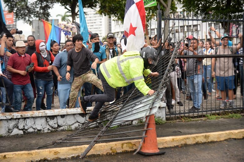 Piedras, botellas y candela en protestas contra reformas constitucionales en la Asamblea