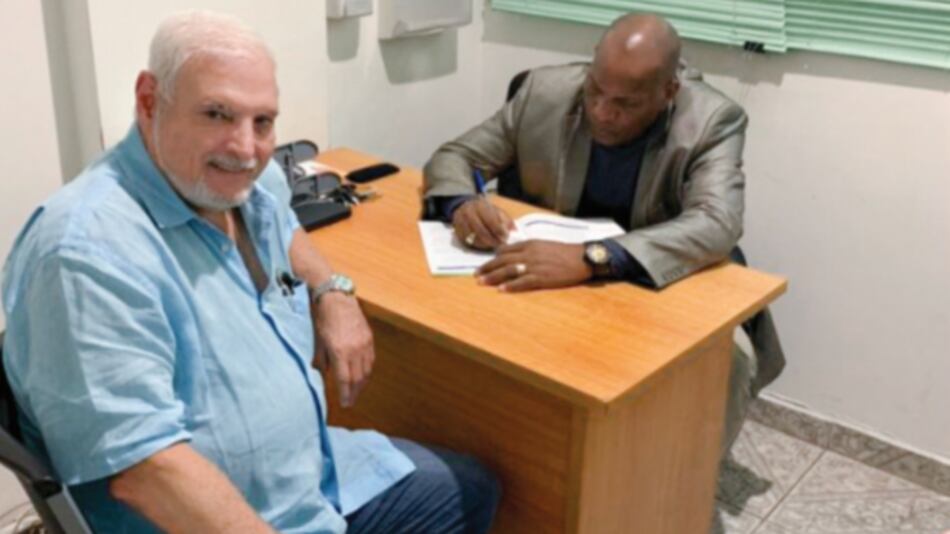 Ricardo Martinelli estará alejado de los fiscales  por otros dos meses