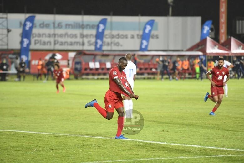 Panamá vence 2-1 a Curazao y parte por delante en la eliminatoria directa