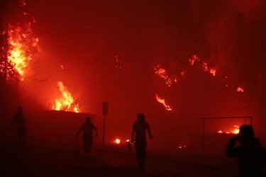 Incendio arrasa con 500 viviendas en Valparaíso