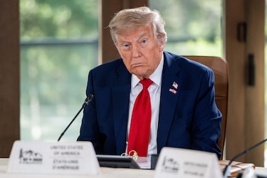 La Casa Blanca dice que Trump goza de buena salud tras mostrar moretones en una mano