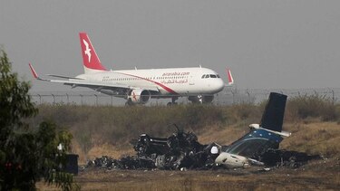 Investigan las comunicaciones del avión que se estrelló en Nepal