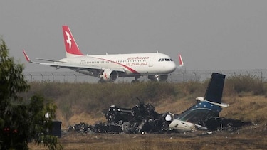 Investigan las comunicaciones del avión que se estrelló en Nepal