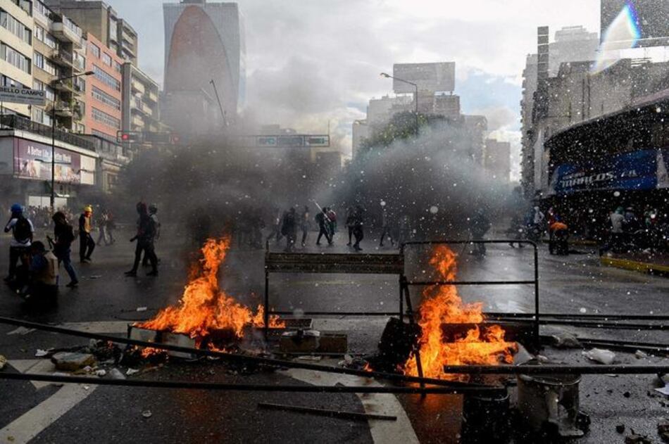 Marcha contra constituyente en Caracas disuelta con gases lacrimógenos