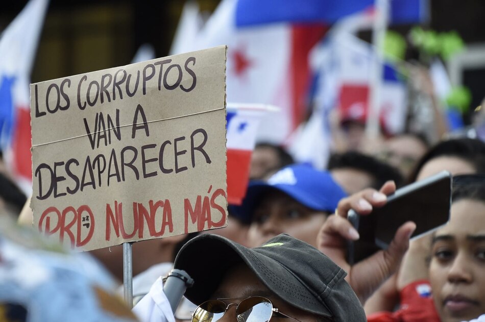 Tras protestas por el contrato minero, el PRD intenta blanquear su imagen