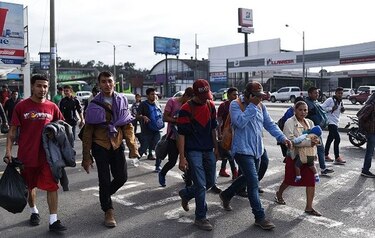 Caravana centroamericana empieza a entrar a México de manera ordenada