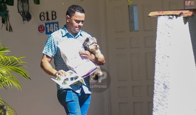 Martinelli es visitado por su hija, abogados y aliados políticos; mientras se queda con Bruno, su mascota