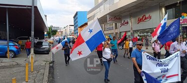 Marcha ciudadana en rechazo al contrato minero llega a la Asamblea Nacional