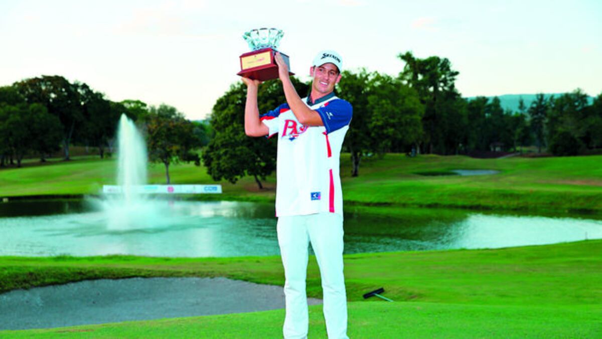 Andrew Putnam durante la ceremonia de premiación después de culminar la ronda de desempate ante Chris Baker.
