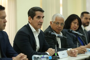 Roux reafirma su compromiso de convocar a una asamblea constituyente