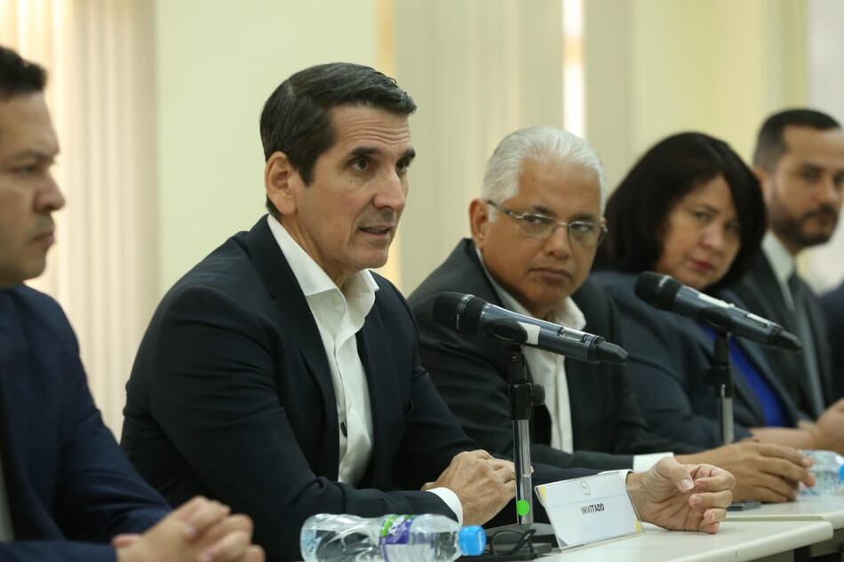 Roux reafirma su compromiso de convocar a una asamblea constituyente